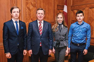  Ar Ministru prezidenta darbu iepazīstas jaunieši no trīs Rīgas skolām