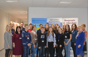 Jaunieši atklāj izglītības speciālistu profesijas Daugavpils 10. vidusskolā